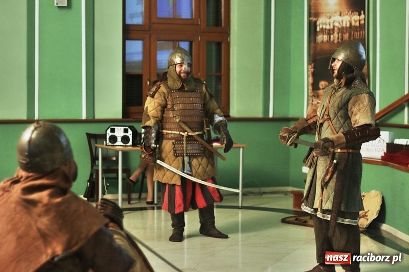 Zdjęcie w galerii na portalu naszraciborz.pl: Pan prezydent uczył żaków wiązać krawat  wiadomości z regionu