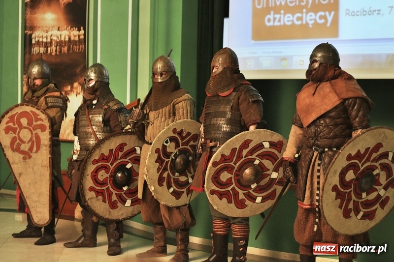 Zdjęcie w galerii na portalu naszraciborz.pl: Pan prezydent uczył żaków wiązać krawat  wiadomości z regionu