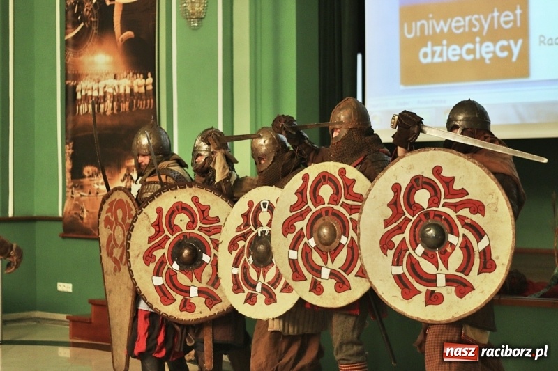 Zdjęcie w galerii na portalu naszraciborz.pl: Pan prezydent uczył żaków wiązać krawat  wiadomości z regionu