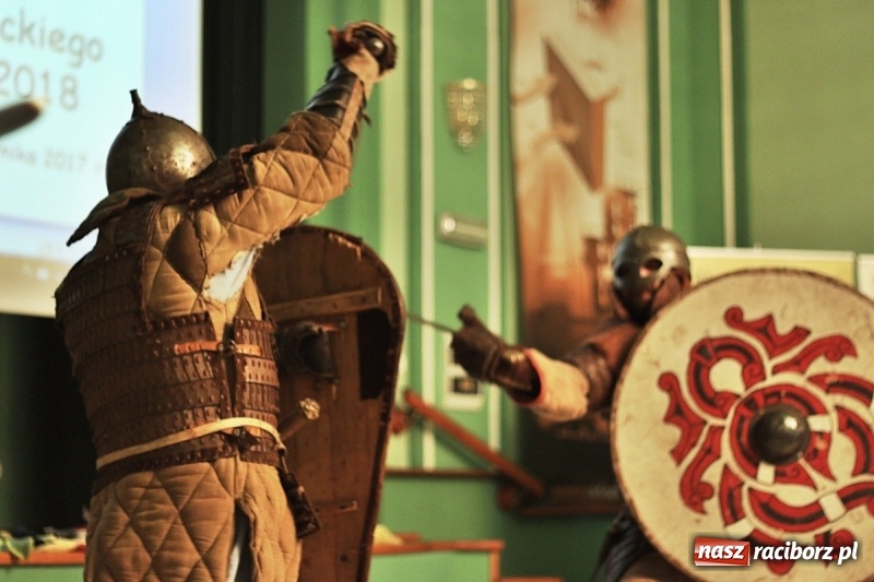 Zdjęcie w galerii na portalu naszraciborz.pl: Pan prezydent uczył żaków wiązać krawat  wiadomości z regionu