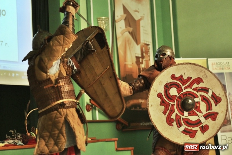 Zdjęcie w galerii na portalu naszraciborz.pl: Pan prezydent uczył żaków wiązać krawat  wiadomości z regionu