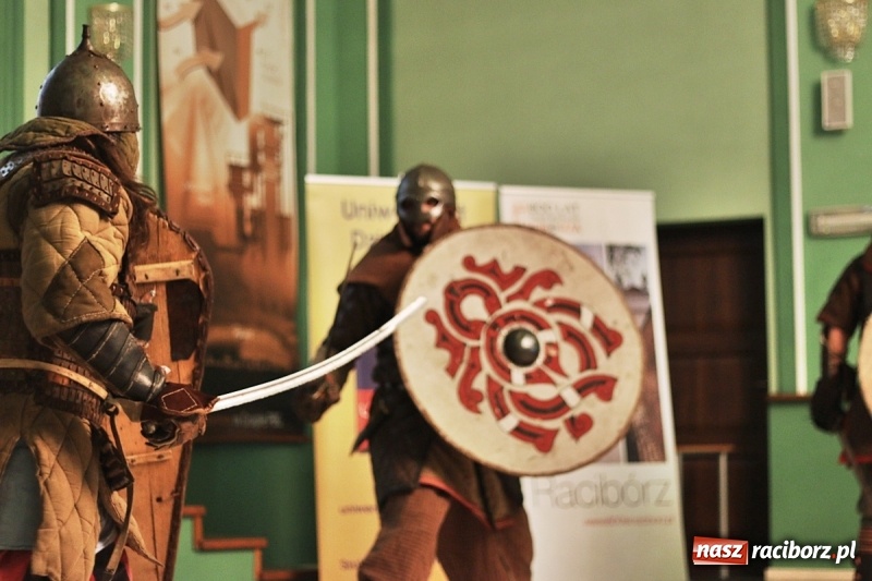 Zdjęcie w galerii na portalu naszraciborz.pl: Pan prezydent uczył żaków wiązać krawat  wiadomości z regionu