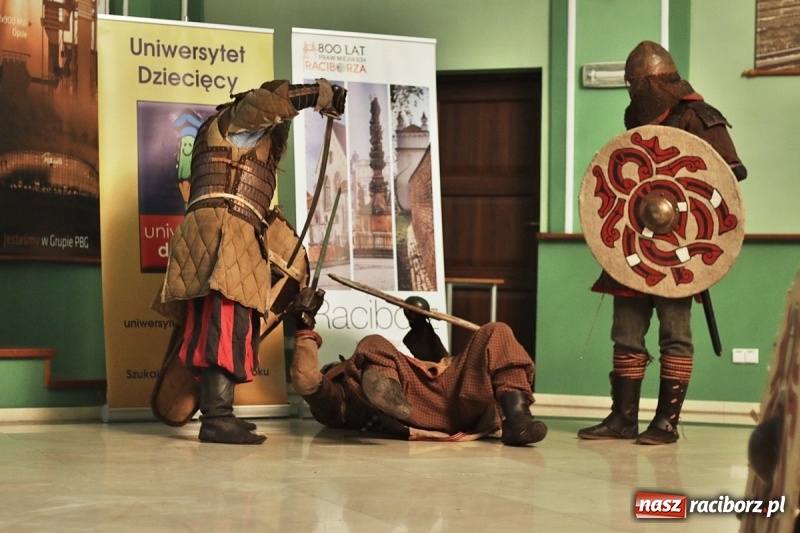 Zdjęcie w galerii na portalu naszraciborz.pl: Pan prezydent uczył żaków wiązać krawat  wiadomości z regionu