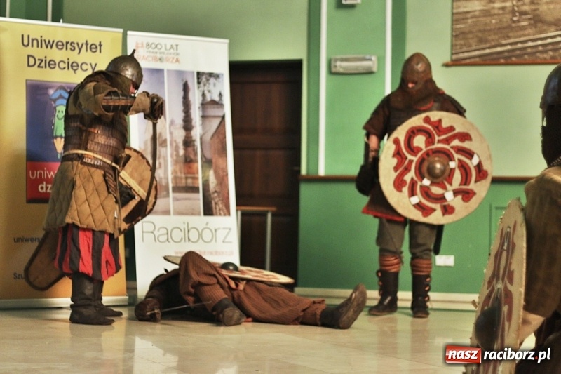 Zdjęcie w galerii na portalu naszraciborz.pl: Pan prezydent uczył żaków wiązać krawat  wiadomości z regionu