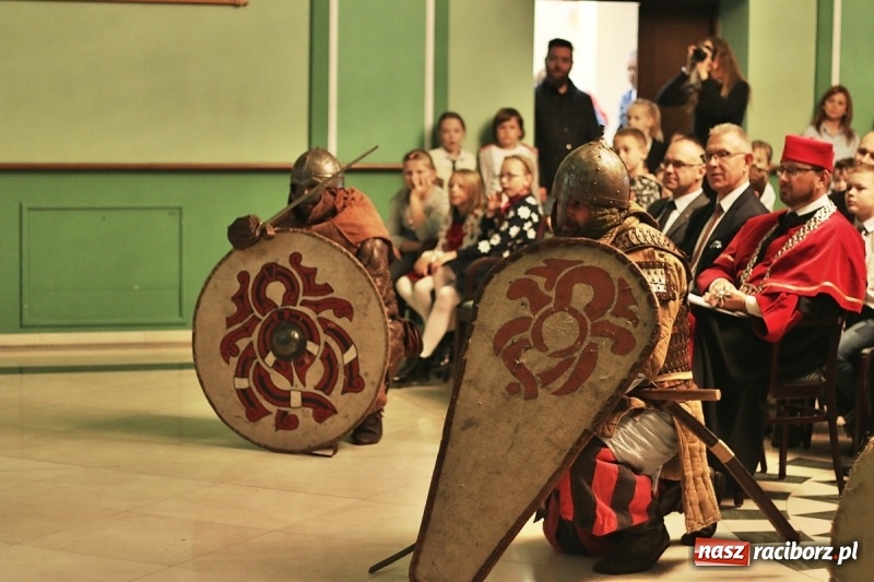 Zdjęcie w galerii na portalu naszraciborz.pl: Pan prezydent uczył żaków wiązać krawat  wiadomości z regionu