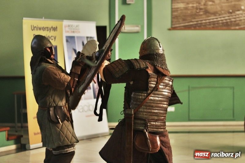 Zdjęcie w galerii na portalu naszraciborz.pl: Pan prezydent uczył żaków wiązać krawat  wiadomości z regionu