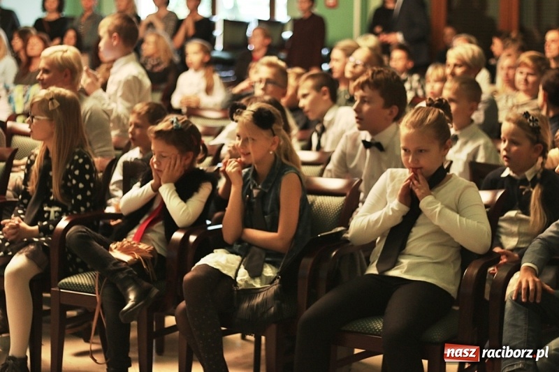 Zdjęcie w galerii na portalu naszraciborz.pl: Pan prezydent uczył żaków wiązać krawat  wiadomości z regionu