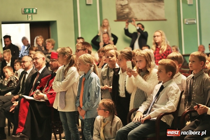 Zdjęcie w galerii na portalu naszraciborz.pl: Pan prezydent uczył żaków wiązać krawat  wiadomości z regionu