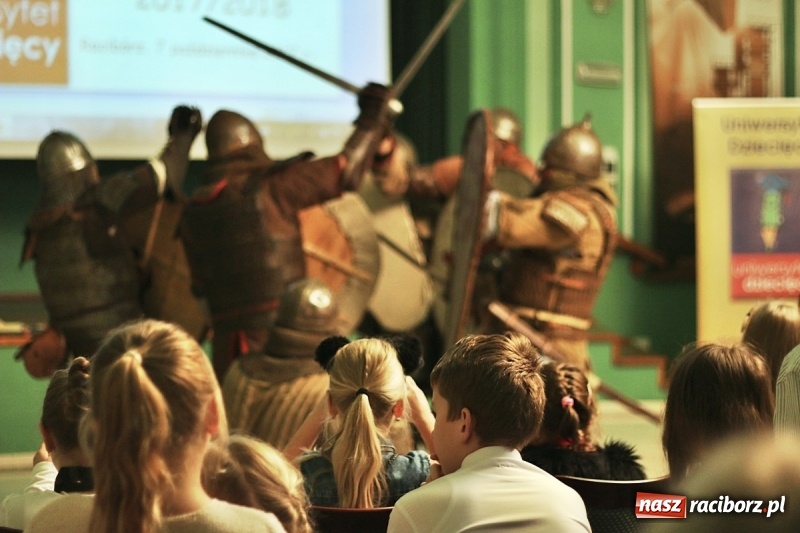 Zdjęcie w galerii na portalu naszraciborz.pl: Pan prezydent uczył żaków wiązać krawat  wiadomości z regionu