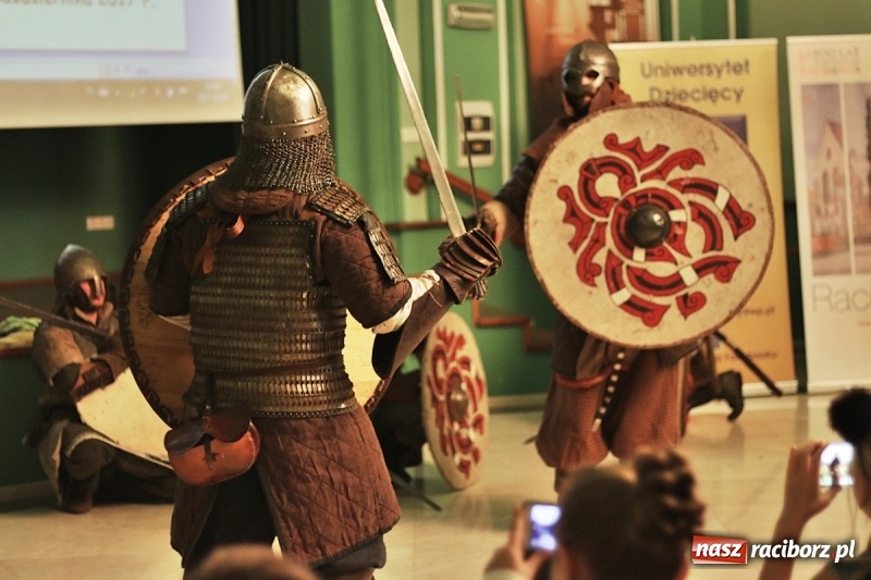 Zdjęcie w galerii na portalu naszraciborz.pl: Pan prezydent uczył żaków wiązać krawat  wiadomości z regionu