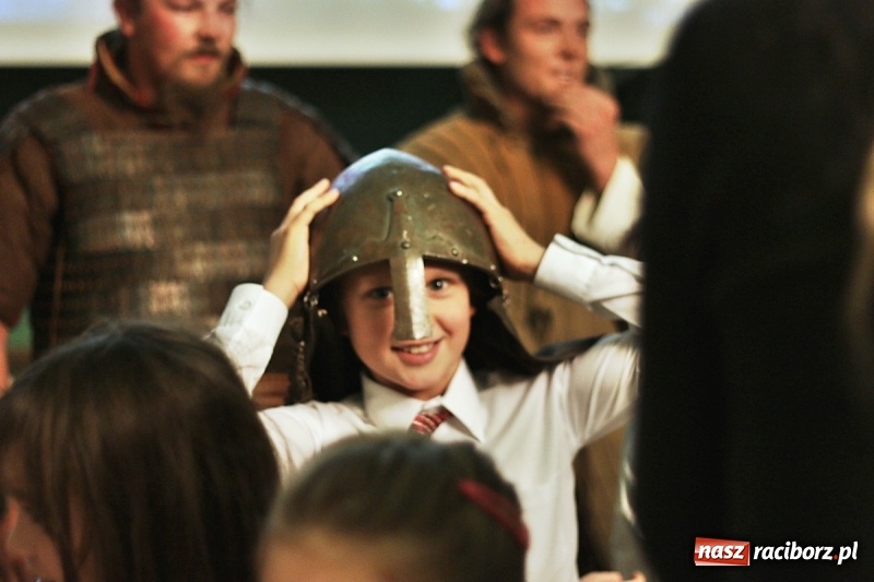 Zdjęcie w galerii na portalu naszraciborz.pl: Pan prezydent uczył żaków wiązać krawat  wiadomości z regionu