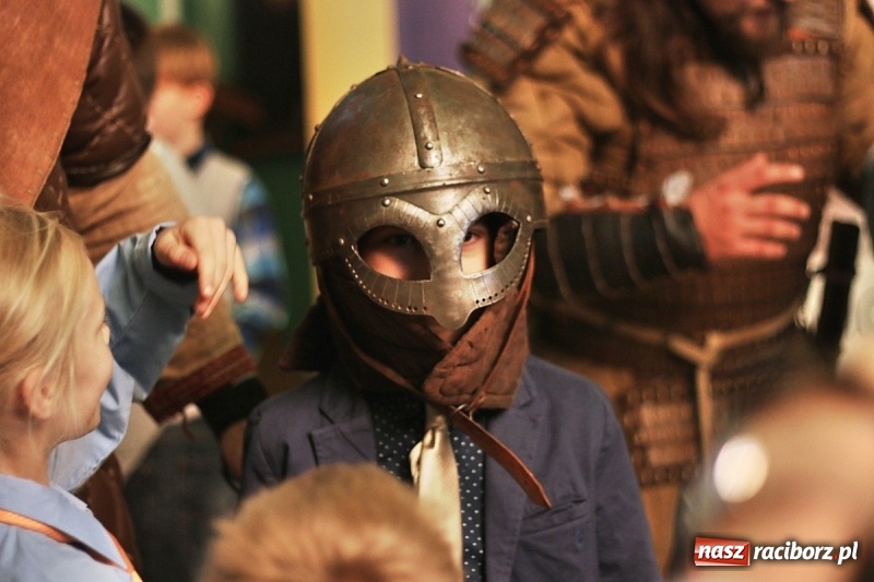 Zdjęcie w galerii na portalu naszraciborz.pl: Pan prezydent uczył żaków wiązać krawat  wiadomości z regionu