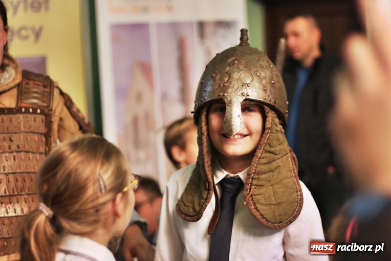 Zdjęcie w galerii na portalu naszraciborz.pl: Pan prezydent uczył żaków wiązać krawat  wiadomości z regionu