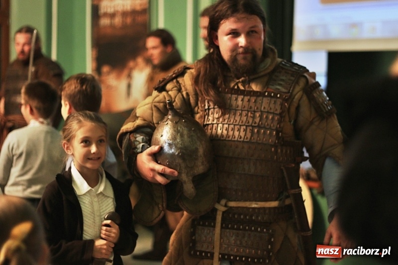 Zdjęcie w galerii na portalu naszraciborz.pl: Pan prezydent uczył żaków wiązać krawat  wiadomości z regionu