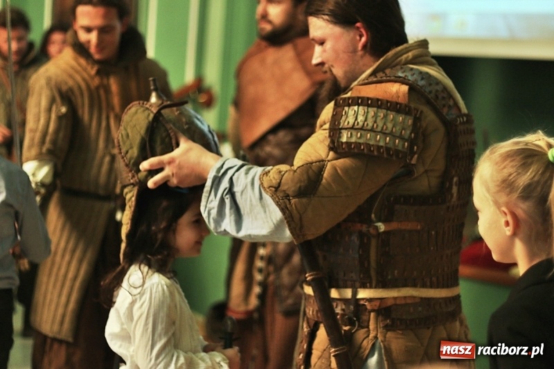 Zdjęcie w galerii na portalu naszraciborz.pl: Pan prezydent uczył żaków wiązać krawat  wiadomości z regionu