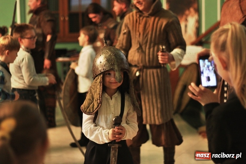 Zdjęcie w galerii na portalu naszraciborz.pl: Pan prezydent uczył żaków wiązać krawat  wiadomości z regionu