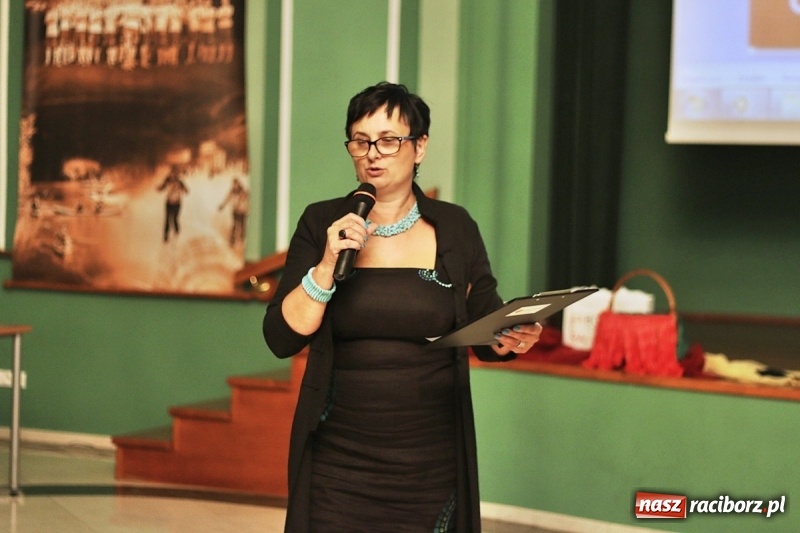 Zdjęcie w galerii na portalu naszraciborz.pl: Pan prezydent uczył żaków wiązać krawat  wiadomości z regionu