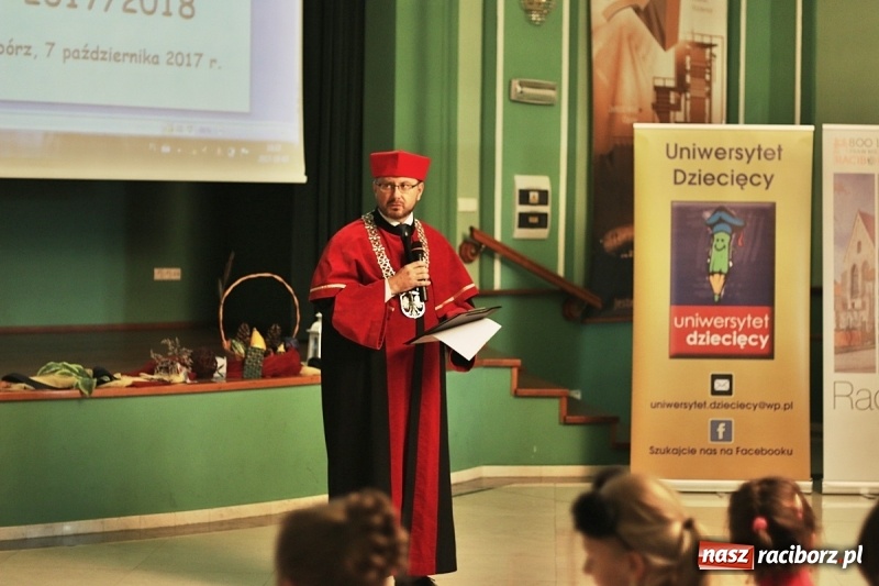 Zdjęcie w galerii na portalu naszraciborz.pl: Pan prezydent uczył żaków wiązać krawat  wiadomości z regionu