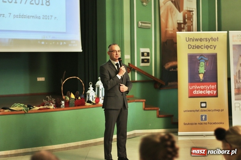 Zdjęcie w galerii na portalu naszraciborz.pl: Pan prezydent uczył żaków wiązać krawat  wiadomości z regionu