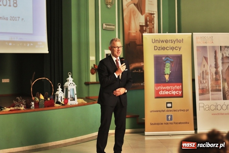 Zdjęcie w galerii na portalu naszraciborz.pl: Pan prezydent uczył żaków wiązać krawat  wiadomości z regionu