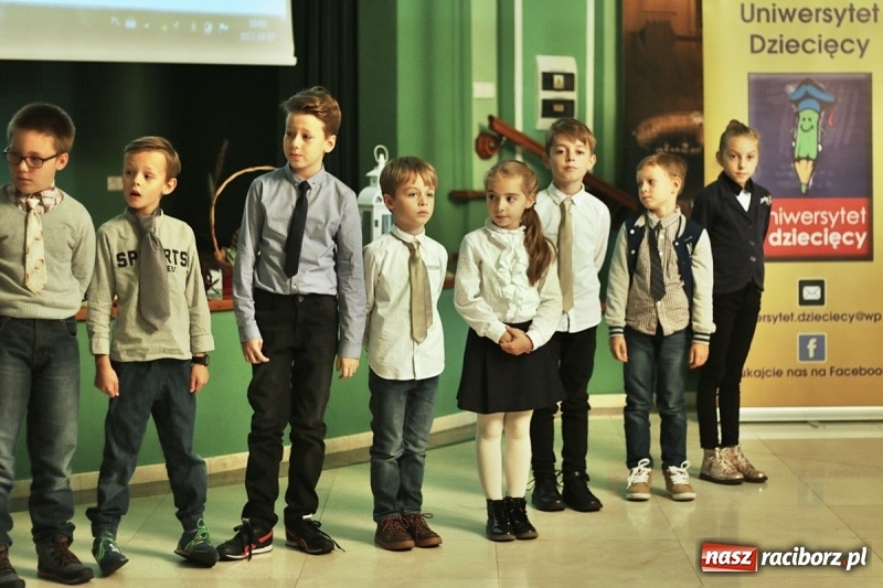 Zdjęcie w galerii na portalu naszraciborz.pl: Pan prezydent uczył żaków wiązać krawat  wiadomości z regionu