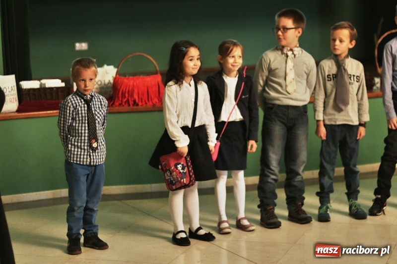 Zdjęcie w galerii na portalu naszraciborz.pl: Pan prezydent uczył żaków wiązać krawat  wiadomości z regionu