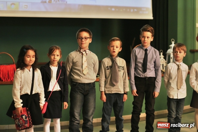 Zdjęcie w galerii na portalu naszraciborz.pl: Pan prezydent uczył żaków wiązać krawat  wiadomości z regionu