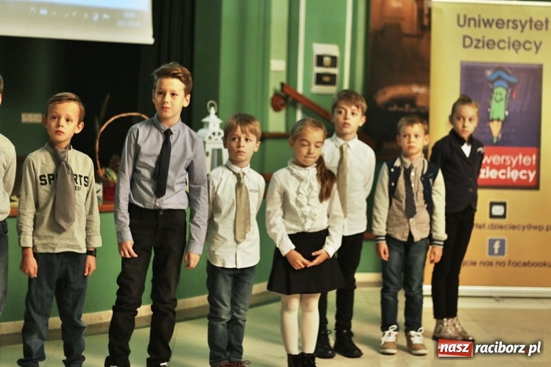 Zdjęcie w galerii na portalu naszraciborz.pl: Pan prezydent uczył żaków wiązać krawat  wiadomości z regionu