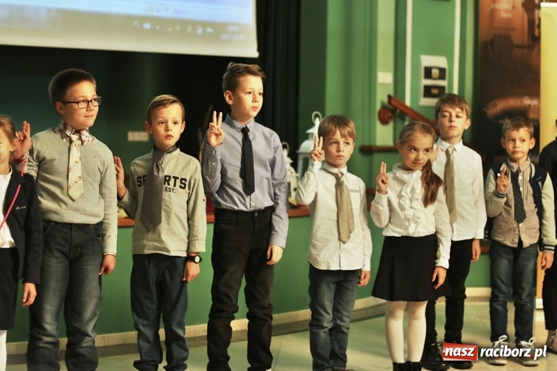 Zdjęcie w galerii na portalu naszraciborz.pl: Pan prezydent uczył żaków wiązać krawat  wiadomości z regionu