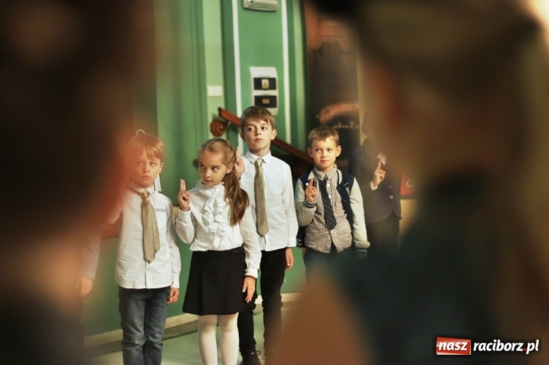 Zdjęcie w galerii na portalu naszraciborz.pl: Pan prezydent uczył żaków wiązać krawat  wiadomości z regionu