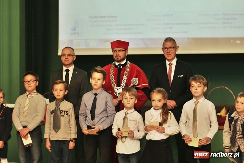 Zdjęcie w galerii na portalu naszraciborz.pl: Pan prezydent uczył żaków wiązać krawat  wiadomości z regionu