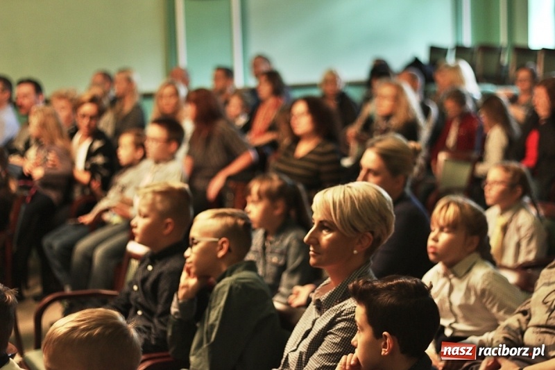 Zdjęcie w galerii na portalu naszraciborz.pl: Pan prezydent uczył żaków wiązać krawat  wiadomości z regionu