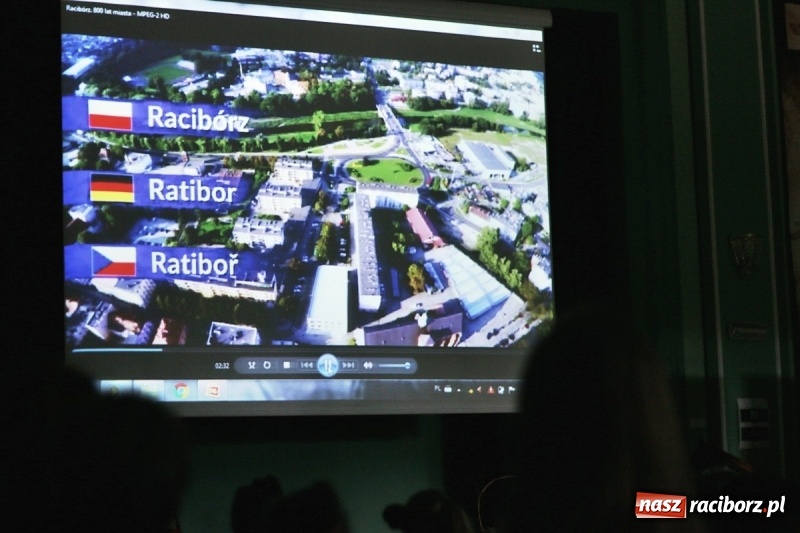 Zdjęcie w galerii na portalu naszraciborz.pl: Pan prezydent uczył żaków wiązać krawat  wiadomości z regionu