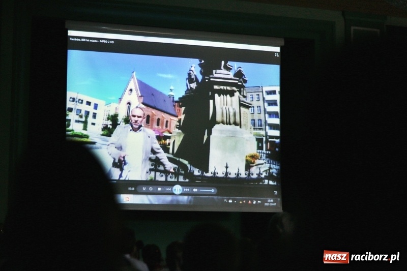 Zdjęcie w galerii na portalu naszraciborz.pl: Pan prezydent uczył żaków wiązać krawat  wiadomości z regionu