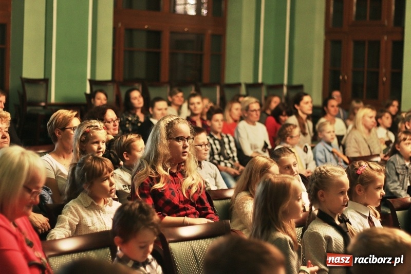 Zdjęcie w galerii na portalu naszraciborz.pl: Pan prezydent uczył żaków wiązać krawat  wiadomości z regionu