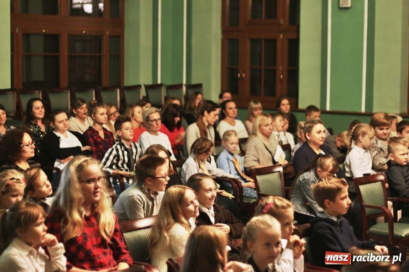 Zdjęcie w galerii na portalu naszraciborz.pl: Pan prezydent uczył żaków wiązać krawat  wiadomości z regionu