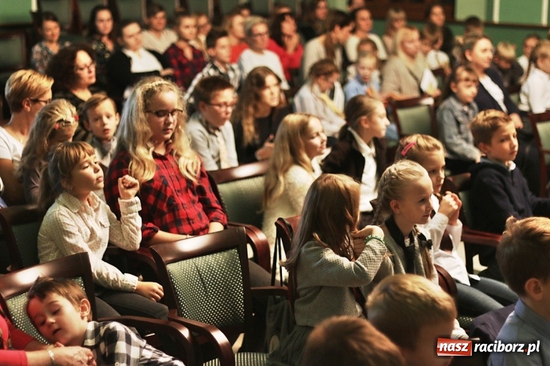 Zdjęcie w galerii na portalu naszraciborz.pl: Pan prezydent uczył żaków wiązać krawat  wiadomości z regionu
