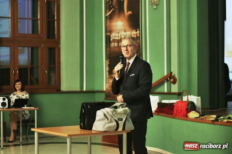 Zdjęcie w galerii na portalu naszraciborz.pl: Pan prezydent uczył żaków wiązać krawat  wiadomości z regionu