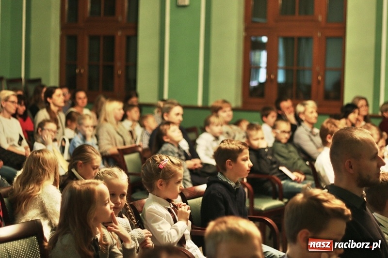 Zdjęcie w galerii na portalu naszraciborz.pl: Pan prezydent uczył żaków wiązać krawat  wiadomości z regionu