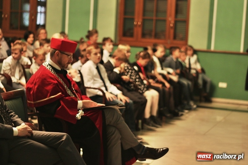 Zdjęcie w galerii na portalu naszraciborz.pl: Pan prezydent uczył żaków wiązać krawat  wiadomości z regionu