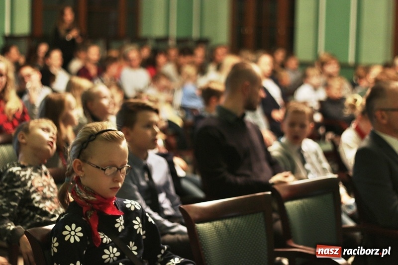 Zdjęcie w galerii na portalu naszraciborz.pl: Pan prezydent uczył żaków wiązać krawat  wiadomości z regionu