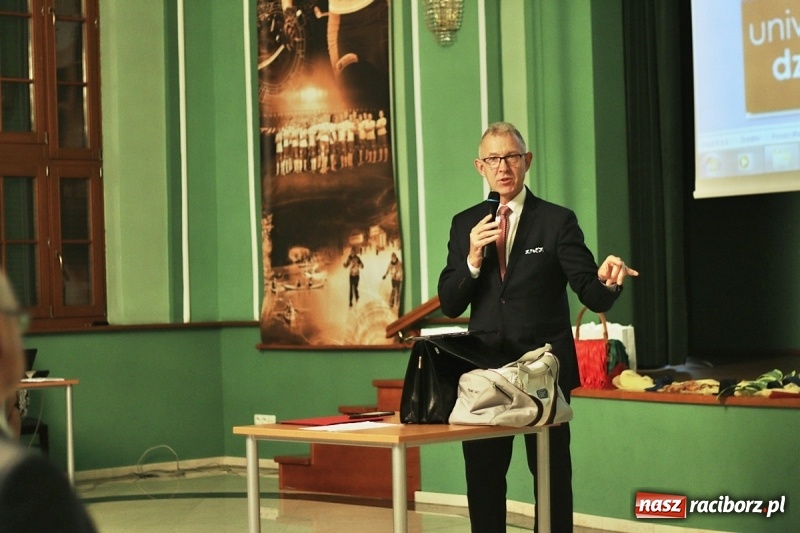 Zdjęcie w galerii na portalu naszraciborz.pl: Pan prezydent uczył żaków wiązać krawat  wiadomości z regionu