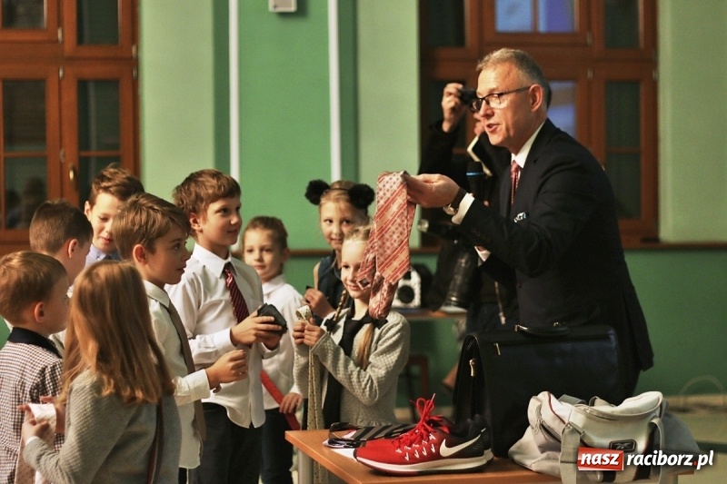 Zdjęcie w galerii na portalu naszraciborz.pl: Pan prezydent uczył żaków wiązać krawat  wiadomości z regionu