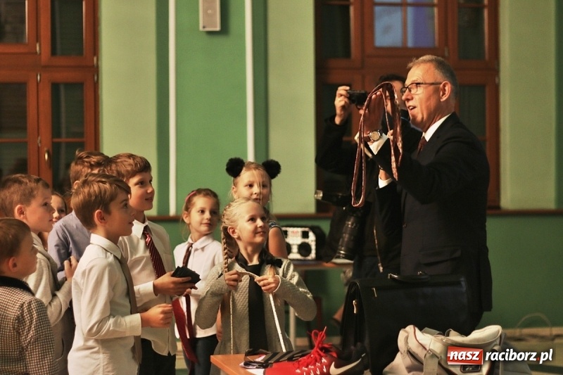 Zdjęcie w galerii na portalu naszraciborz.pl: Pan prezydent uczył żaków wiązać krawat  wiadomości z regionu