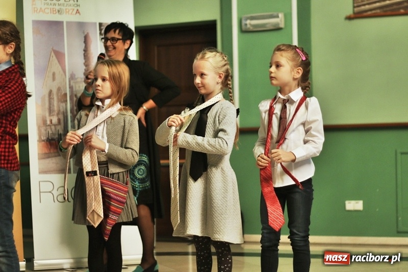 Zdjęcie w galerii na portalu naszraciborz.pl: Pan prezydent uczył żaków wiązać krawat  wiadomości z regionu