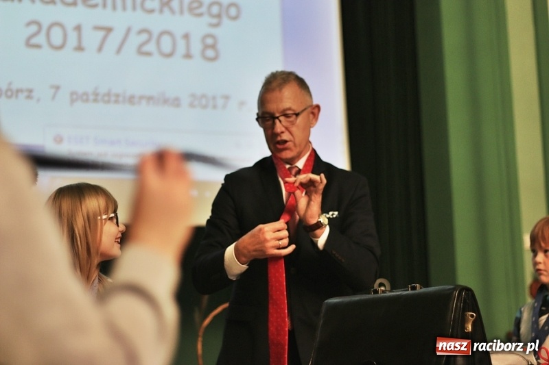 Zdjęcie w galerii na portalu naszraciborz.pl: Pan prezydent uczył żaków wiązać krawat  wiadomości z regionu