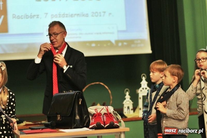 Zdjęcie w galerii na portalu naszraciborz.pl: Pan prezydent uczył żaków wiązać krawat  wiadomości z regionu