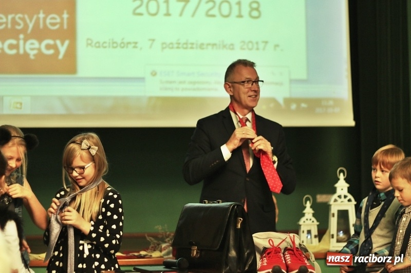 Zdjęcie w galerii na portalu naszraciborz.pl: Pan prezydent uczył żaków wiązać krawat  wiadomości z regionu