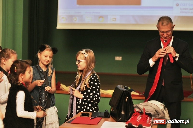Zdjęcie w galerii na portalu naszraciborz.pl: Pan prezydent uczył żaków wiązać krawat  wiadomości z regionu