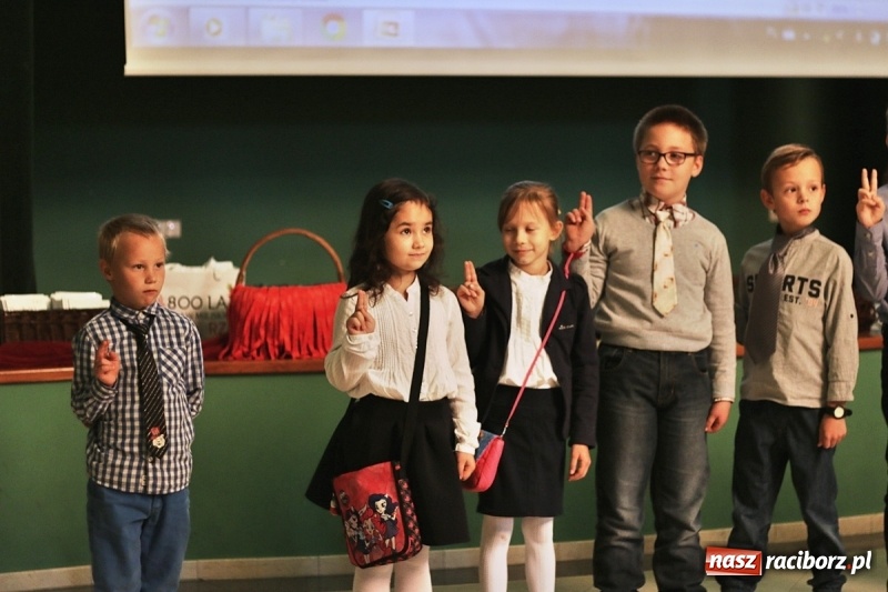 Zdjęcie w galerii na portalu naszraciborz.pl: Pan prezydent uczył żaków wiązać krawat  wiadomości z regionu